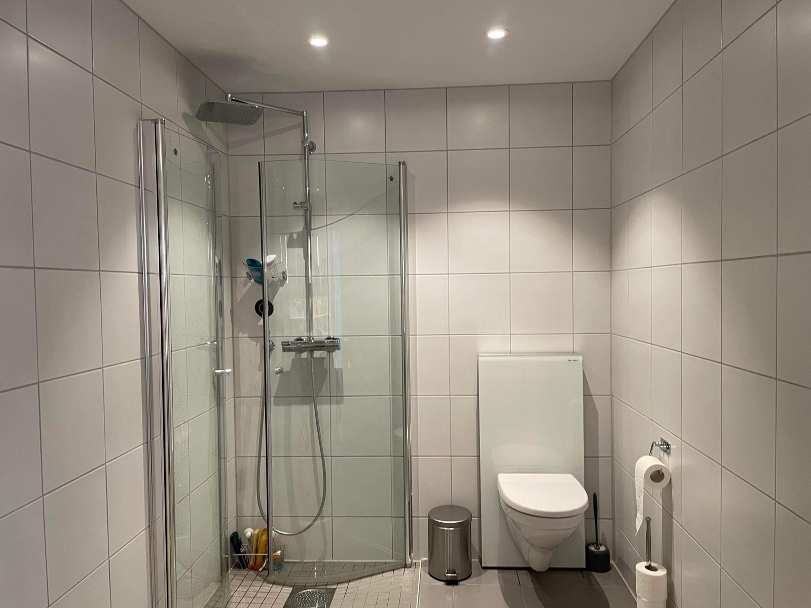 Romslig bad med dusj Galleribilde