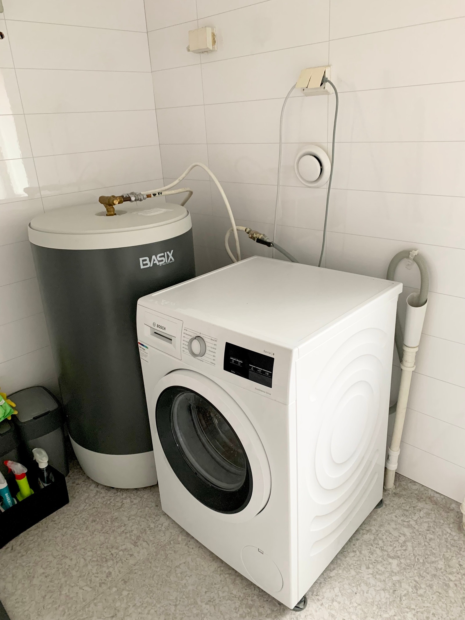 Vaskerom med ny vaskemaskin Galleribilde