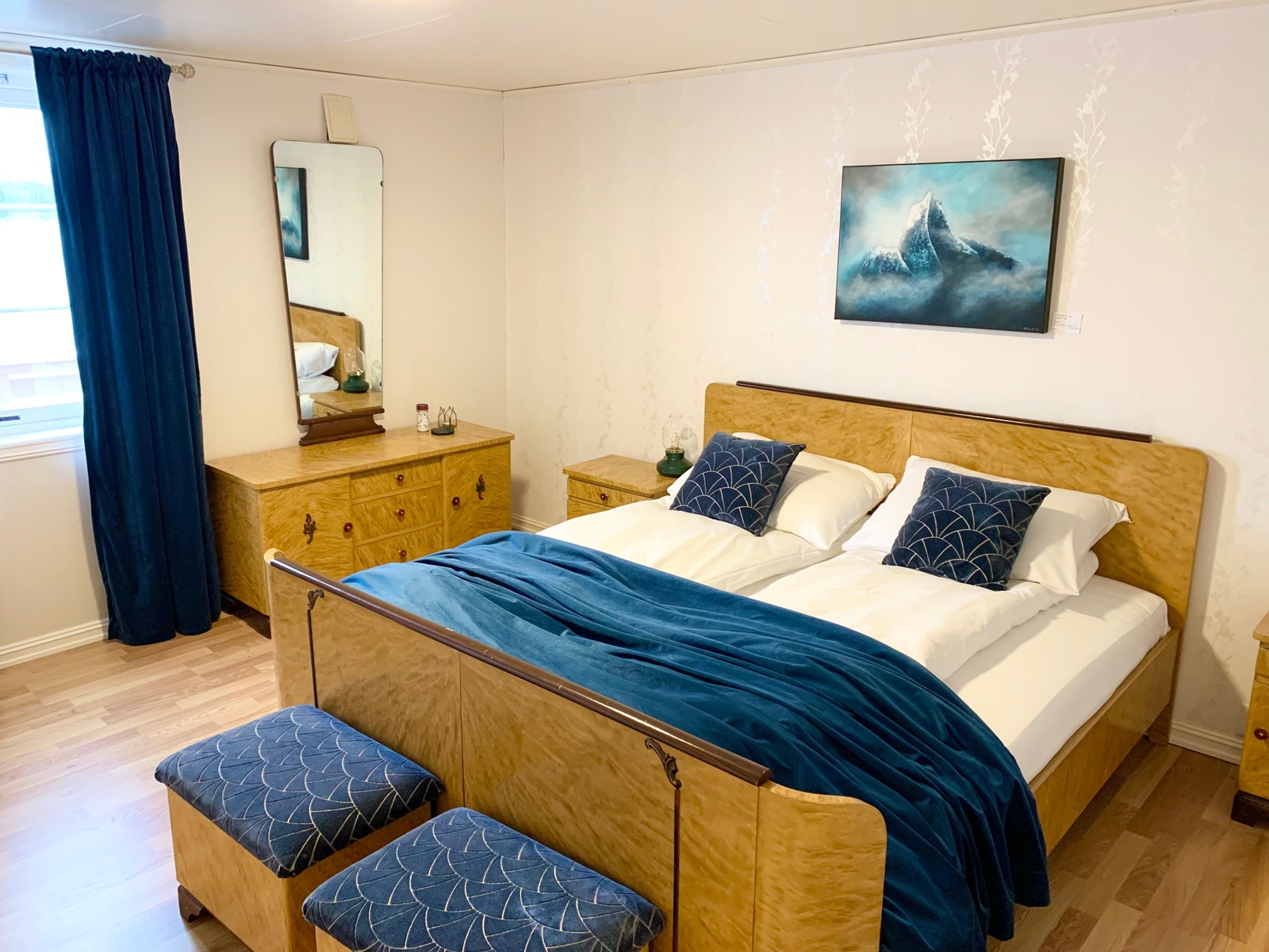 Dobbeltseng fra Wonderland, men artig gammelt sengemøblement Galleribilde