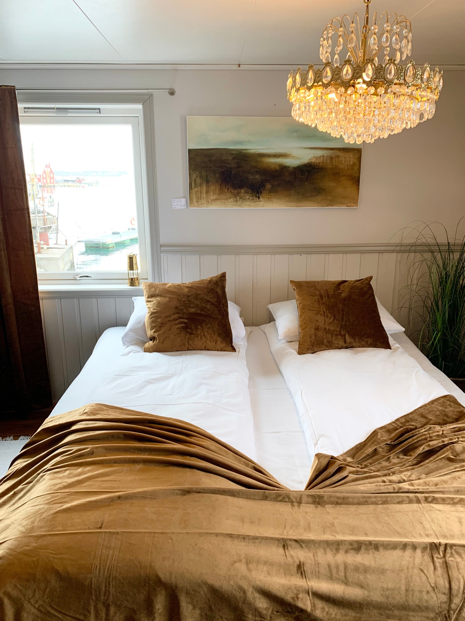 Dobbeltseng med utsikt til Sveggesundet Galleribilde