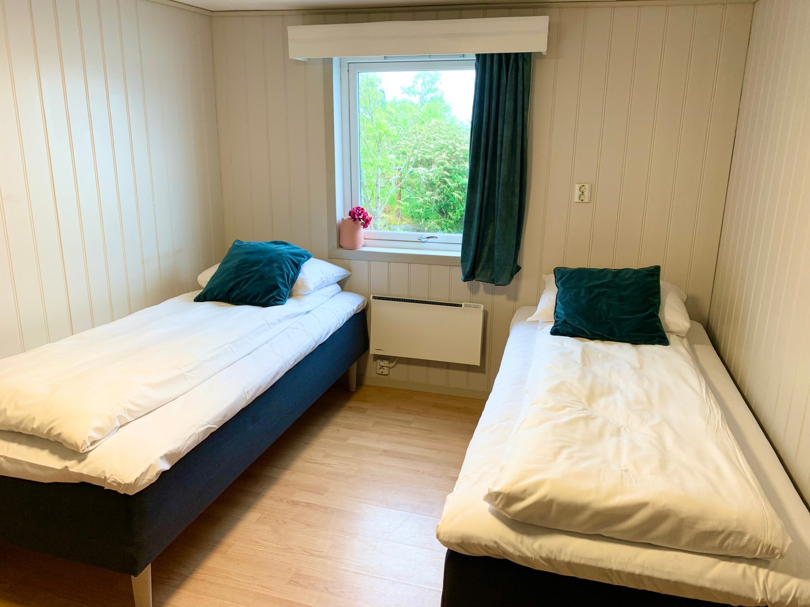 Soverom avbildet med twin senger; kan også settes sammen til dobbeltseng Galleribilde