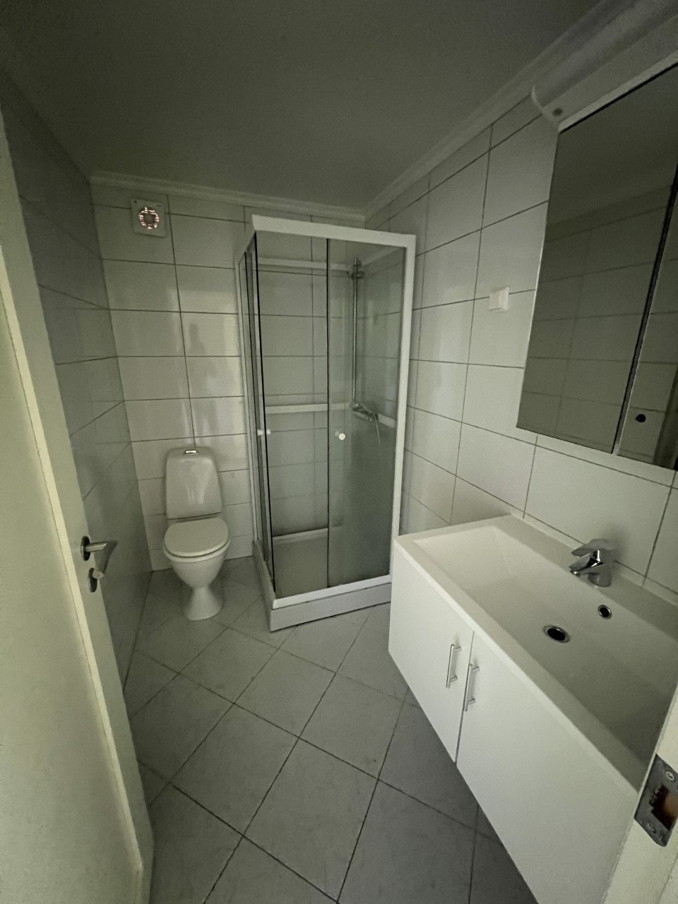 Bad med dusjkabinett Galleribilde