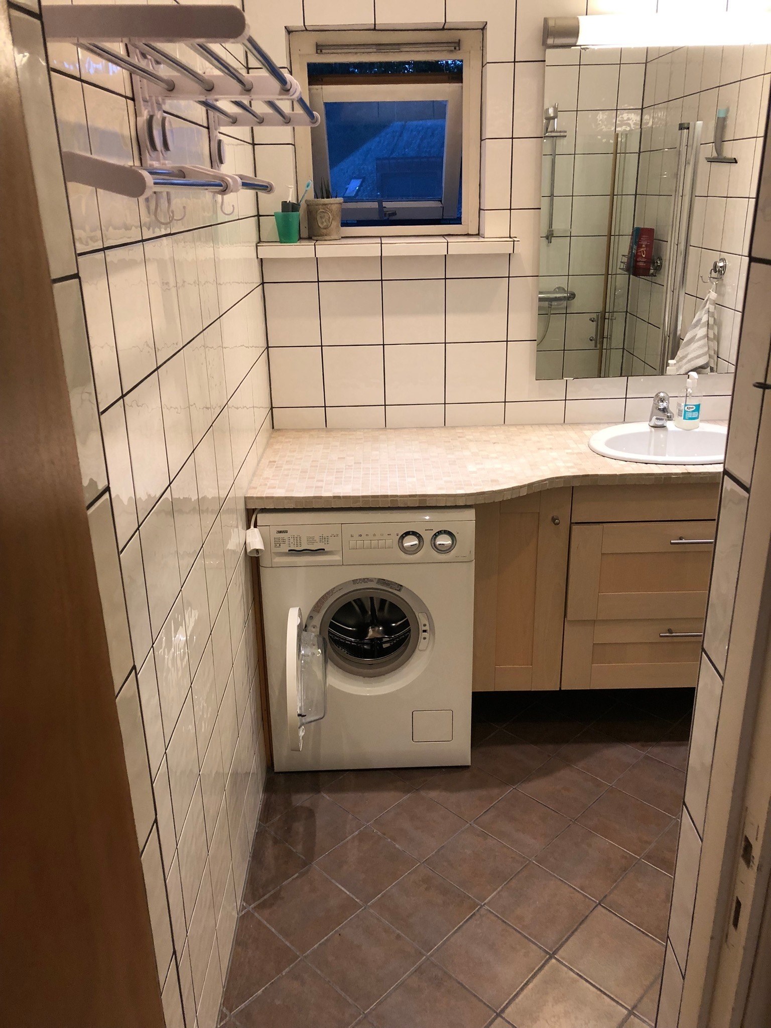 Bad med vaskemaskin Galleribilde