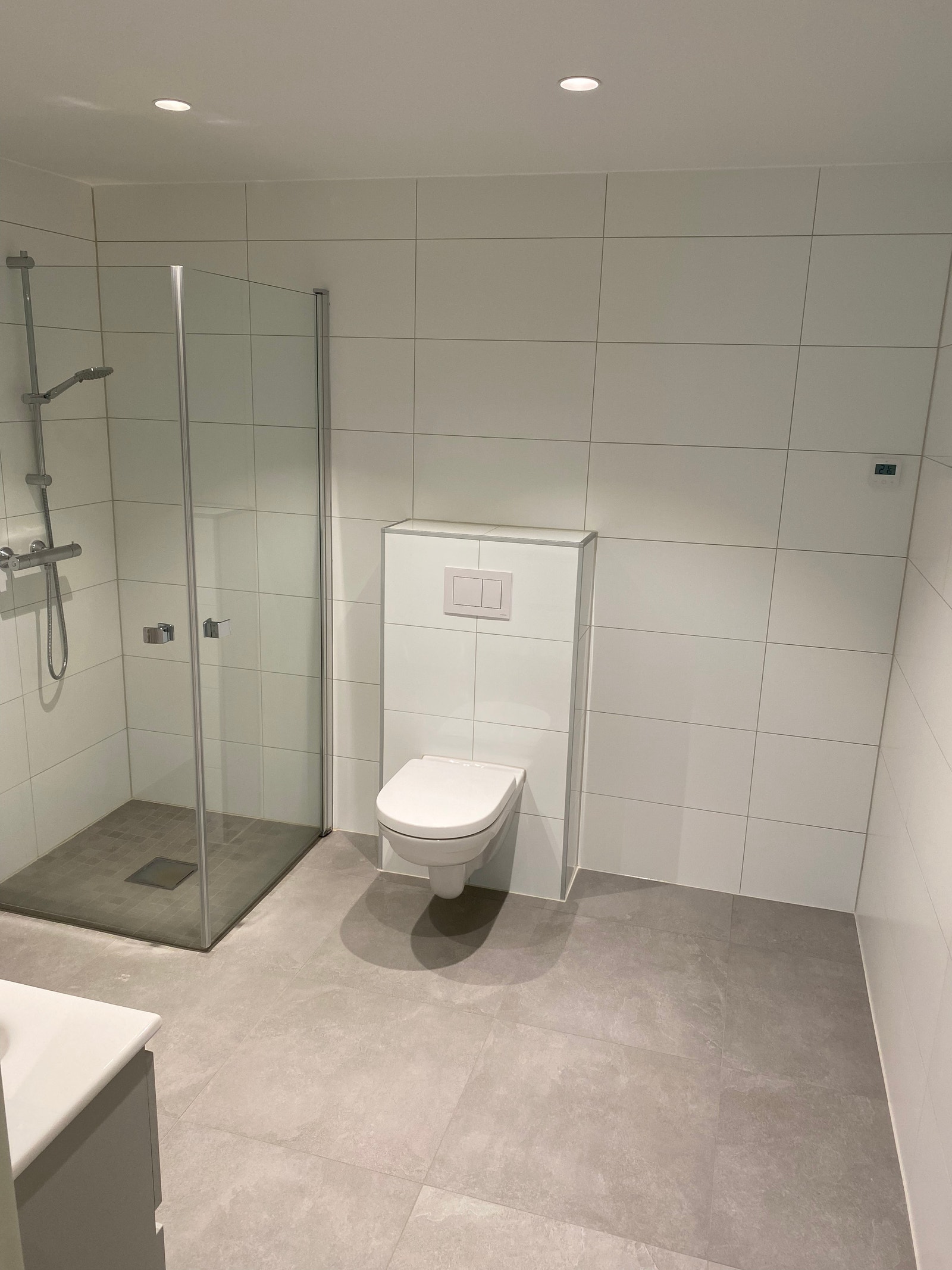 Stort og romslig bad, men god plass til oppbevaring og tørkestativ Galleribilde