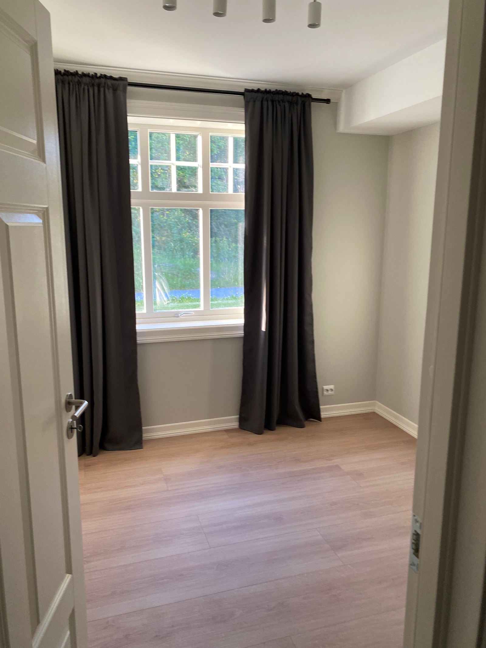 Gardiner er inkludert både på soverom og stue Galleribilde