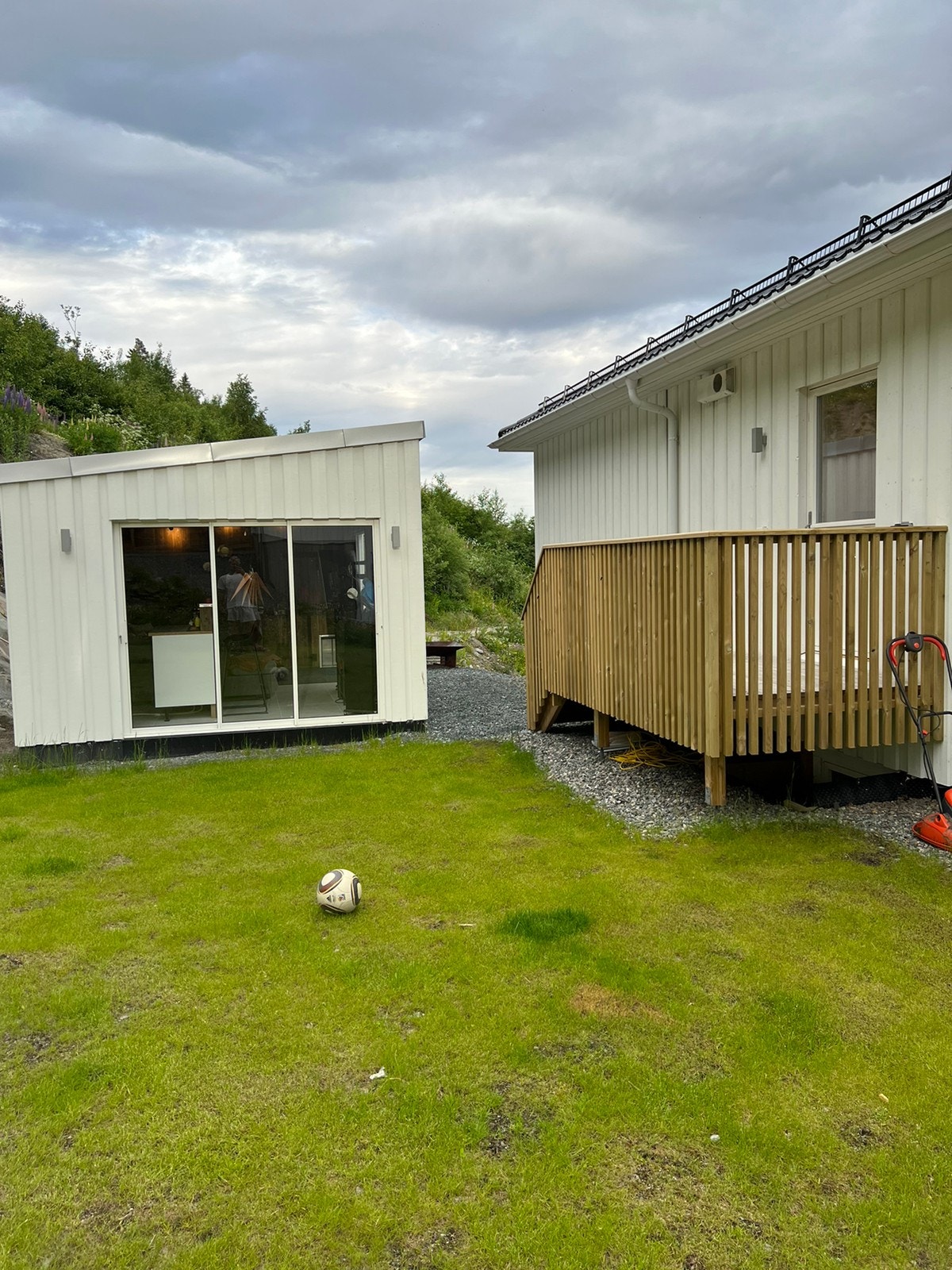 Baksiden av huset med egen hagestue og utgang fra 2etg vaskerom Galleribilde