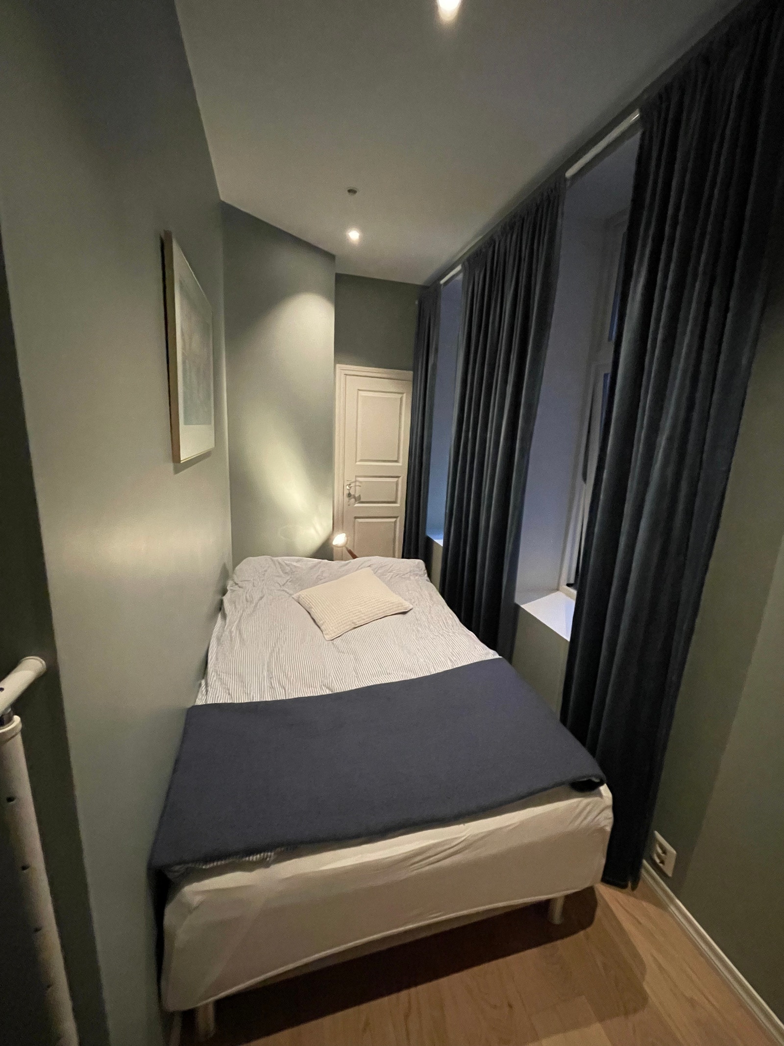 Soverom vendt mot rolig bakgård. Dør inn til garderobe. Galleribilde