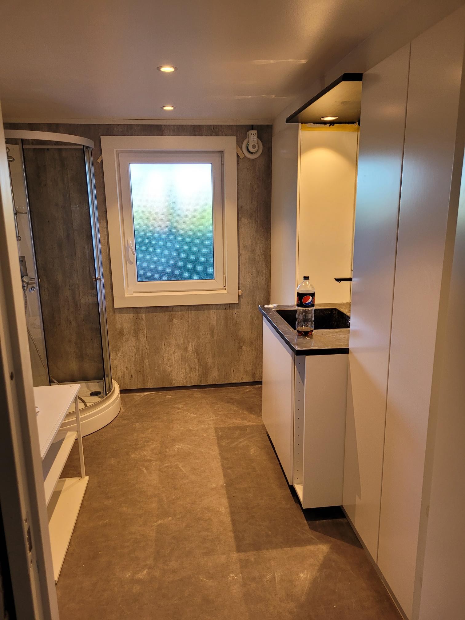 Nytt bad med egne garderobe skap til hvert soverom Galleribilde