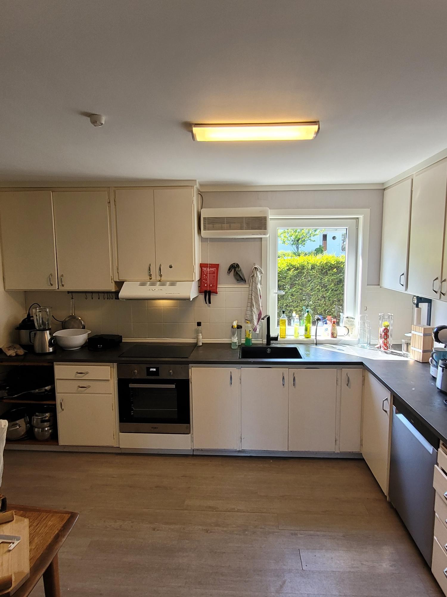 Kjøkken med integrerte hvitvarer Galleribilde