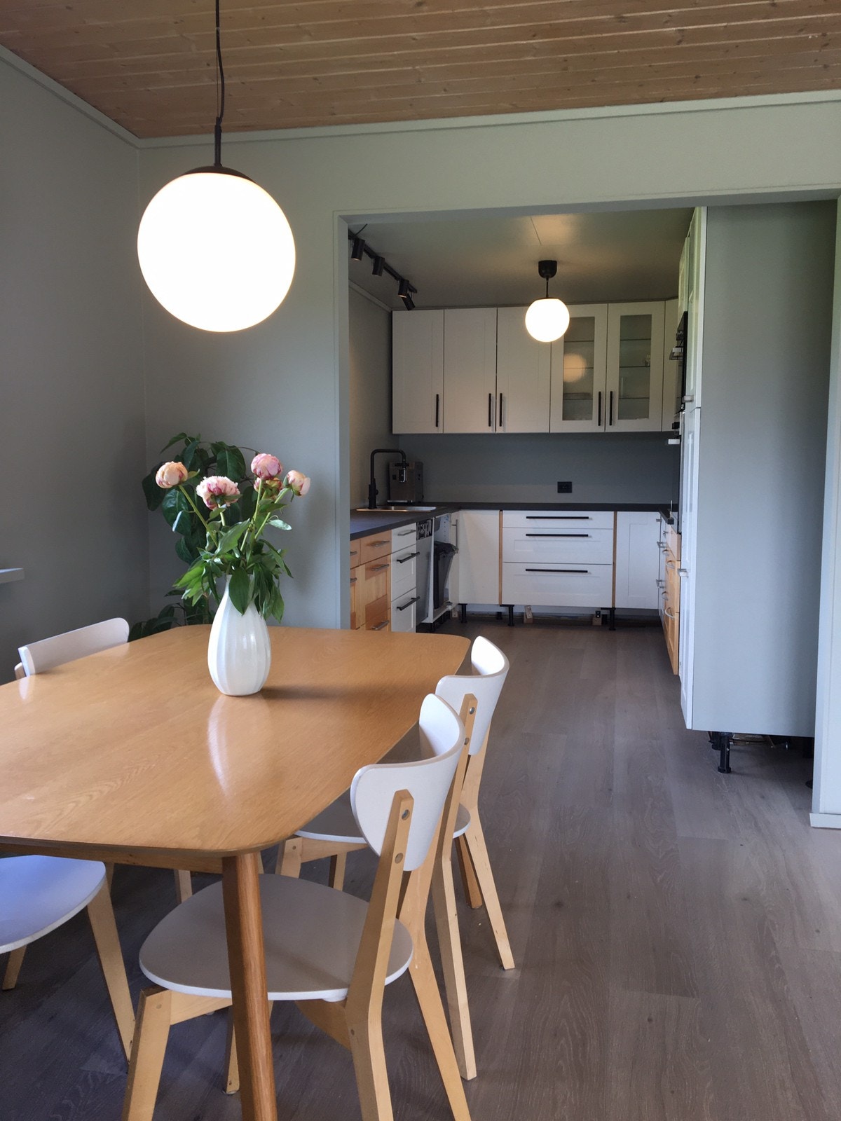 Stue og kjøkken. Nb: Kjøkkenfrontene er ikke oppdatert på dette bildet. Galleribilde