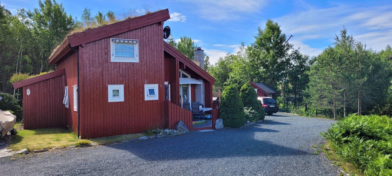 Hytta ligger fint til med sol fra morgen til kveld Galleribilde