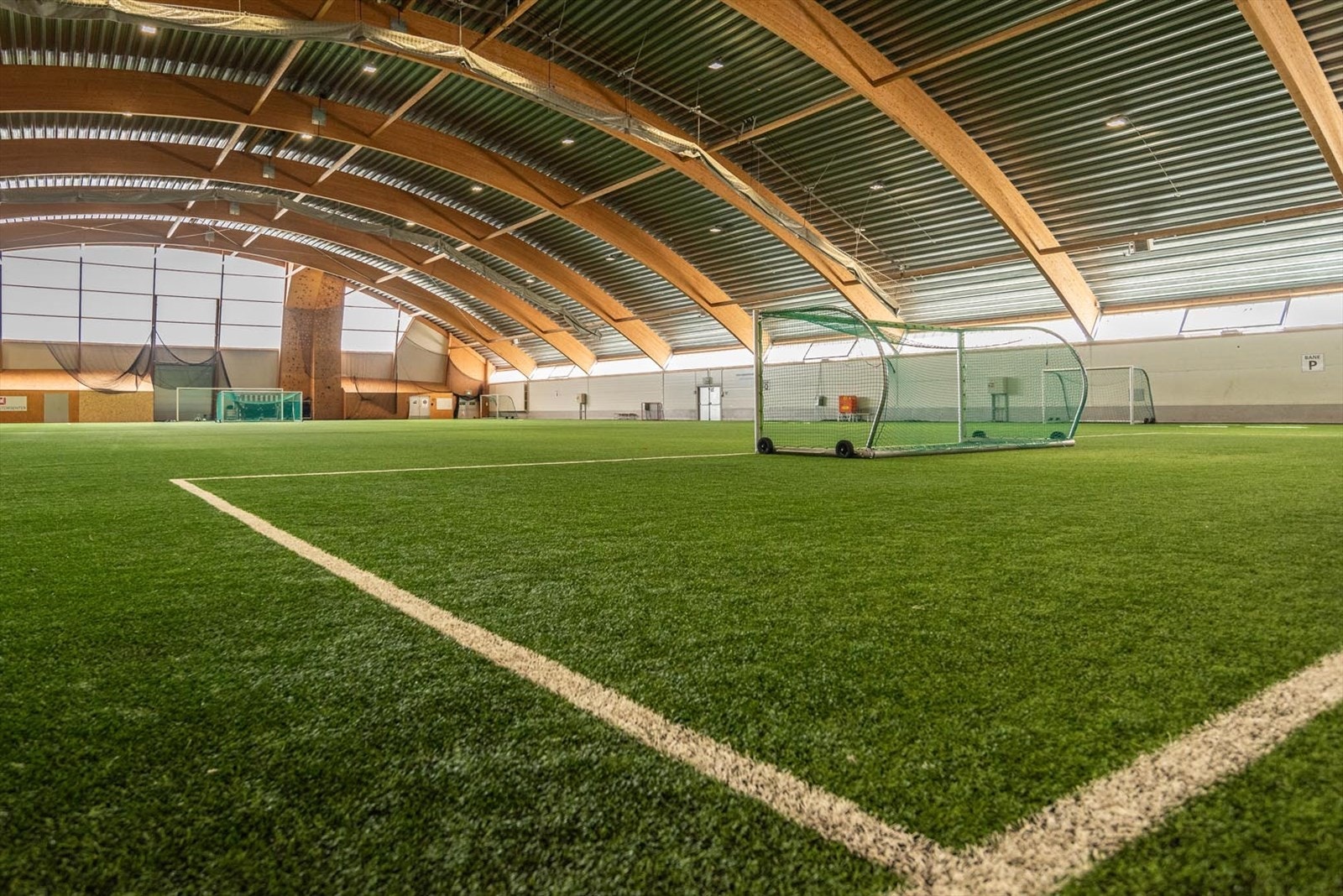 Mjøndalshallen med treningssenter og aktiviteter som fotball, håndball, innebandy, volleyball, messer, stevner, turneringer, konserter, loppemarked, skimarked, hundeutstillinger, fester og mye mer. Galleribilde