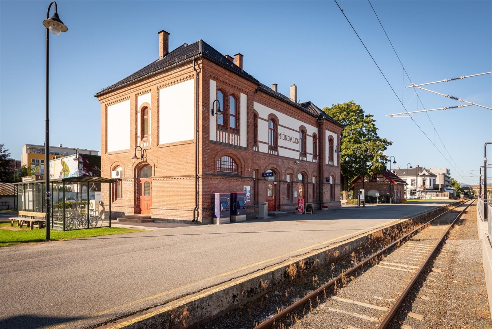Mjøndalen stasjon med Kafé Kraft ligger under 300 meter fra NT3. Her går det tog mot Oslo og Kongsberg hver time på hverdagene. Galleribilde
