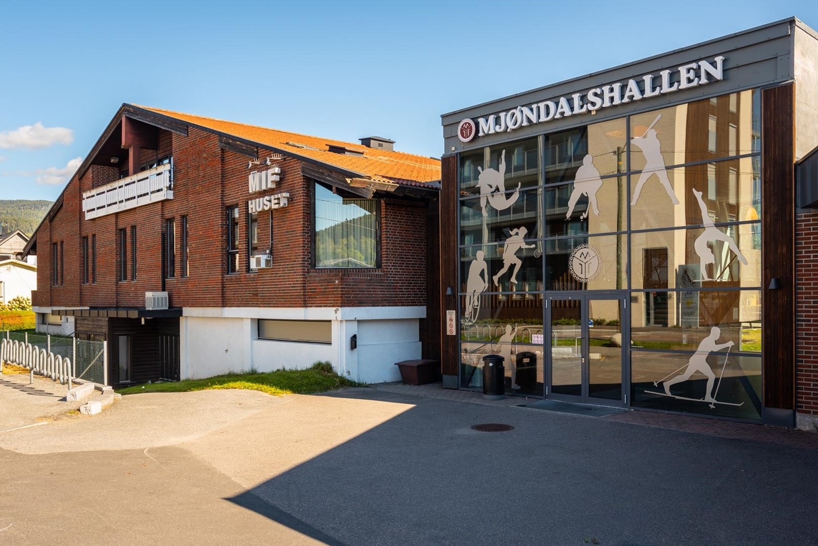 MIF huset og Mjøndalshallen med treningssenter og aktiviteter som fotball, håndball, innebandy, volleyball, messer, stevner, turneringer, konserter, loppemarked, skimarked, hundeutstillinger, fester og mye mer. Galleribilde
