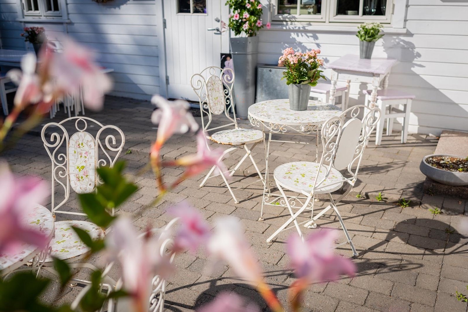 Kamille Blomster og Café med hyggelig bakhage. Galleribilde