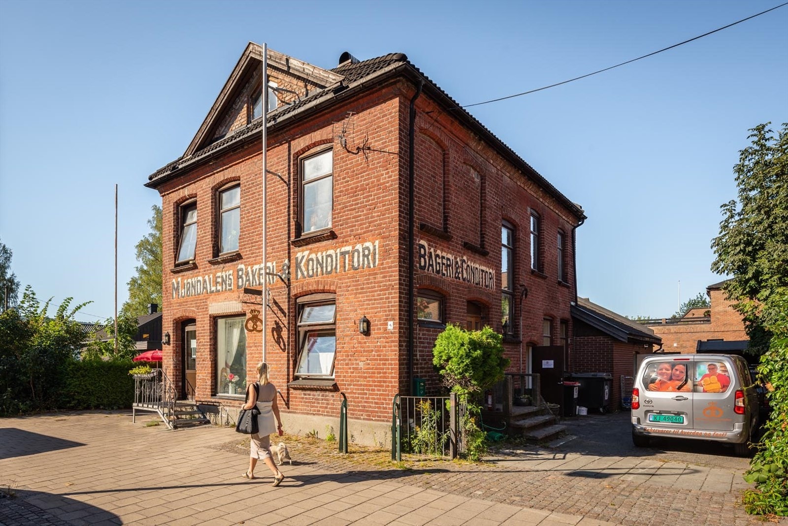 Flere koselige kafeer og bakerier rett rundt hjørnet. Galleribilde