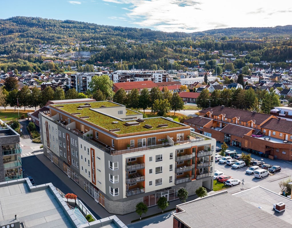Sentral beliggenhet i sentrum av Mjøndalen. I sentrum finner du blant annet en rekke dagligvareforretninger, serveringssteder og et variert utvalg av lokale butikker. Her med MIFs hjemmebane Consto Arena og Åsen i bakgrunnen. Galleribilde