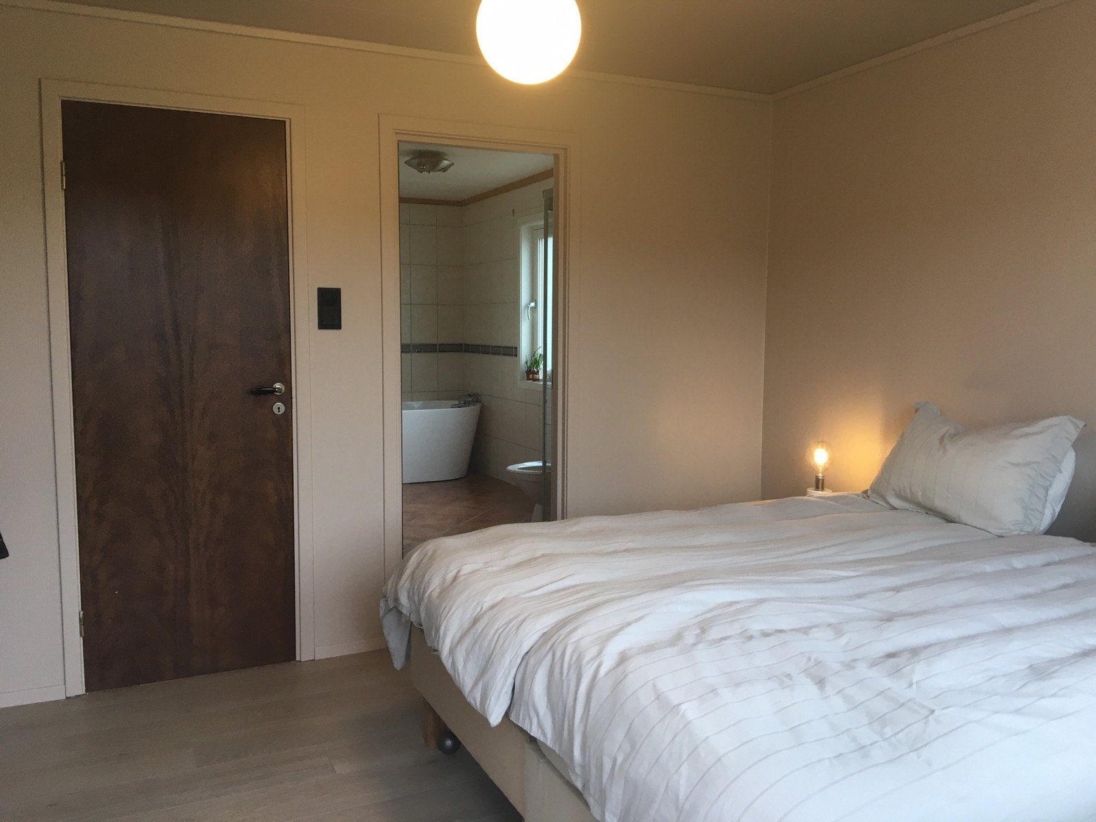 soverom med dør til bad Galleribilde