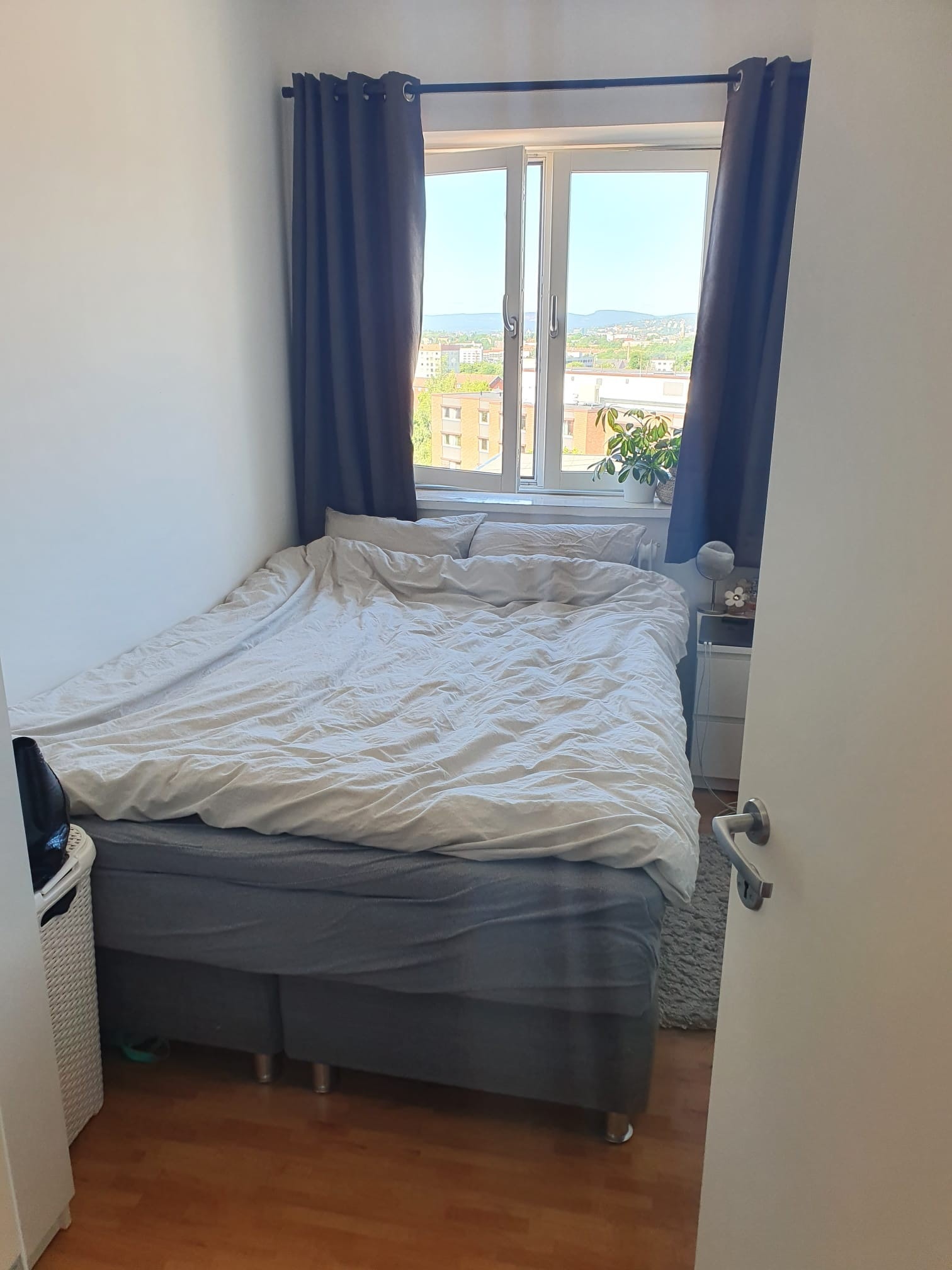 Soverom med utsikt over byen Galleribilde