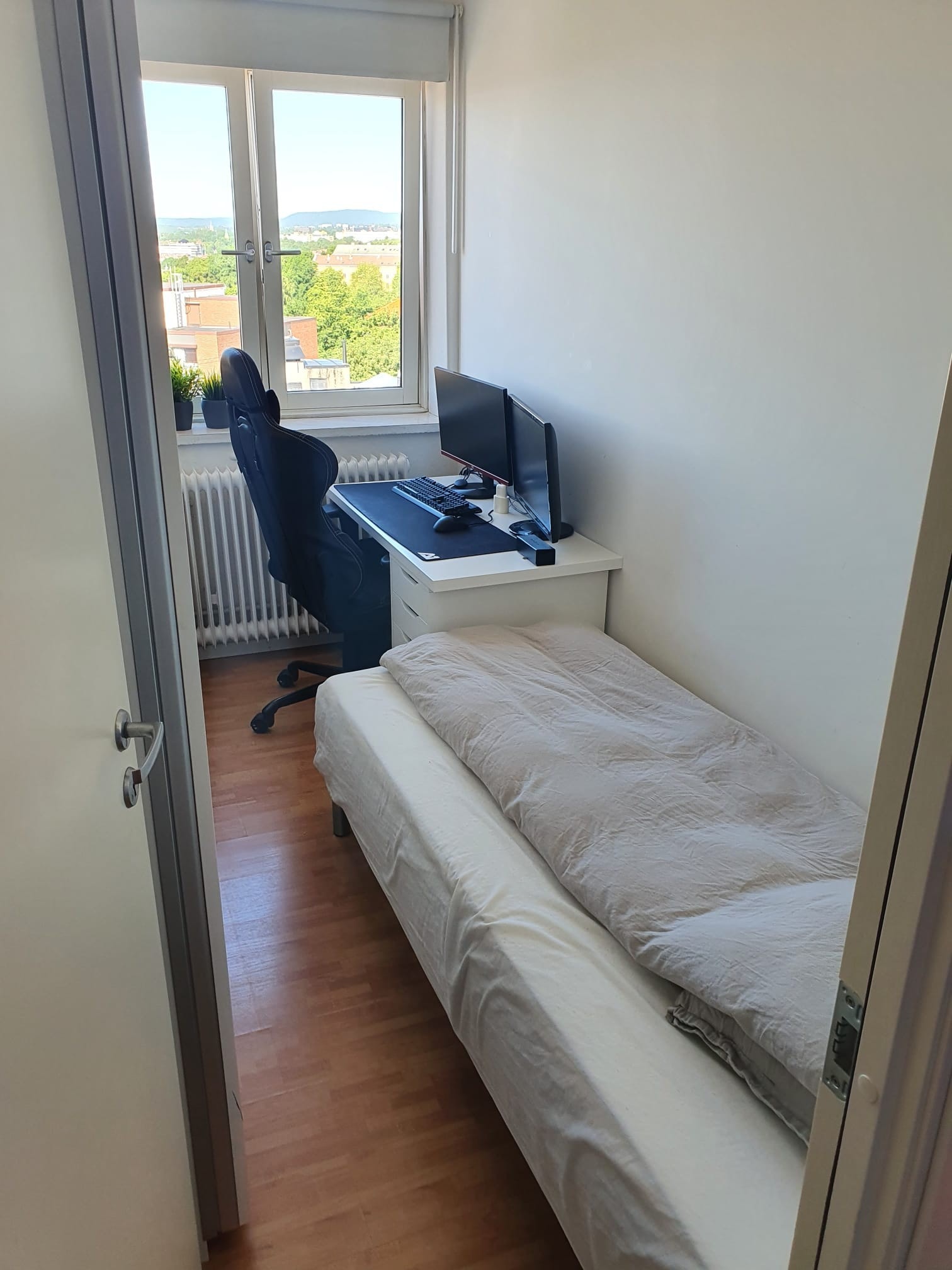Soverom med plass til oppbevaring/ arbeidsplass Galleribilde