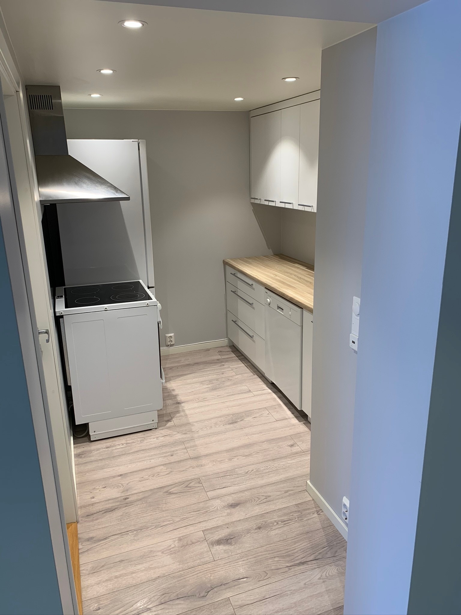 Kjøkken med hvitevarer Galleribilde