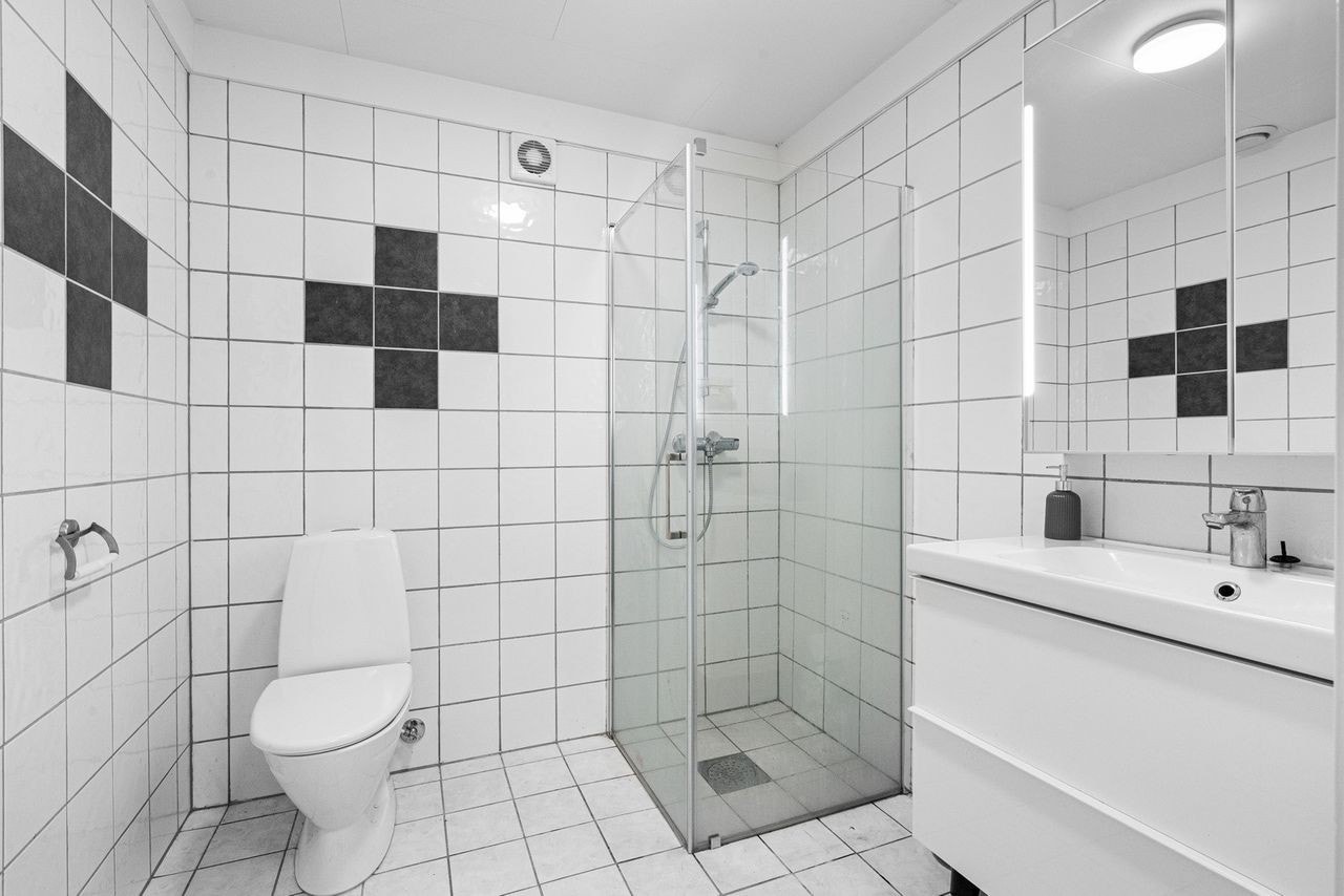 Badet er på 4 kvm med varmekabler i gulv, sevant med over- og underskap og dusjnise. Galleribilde