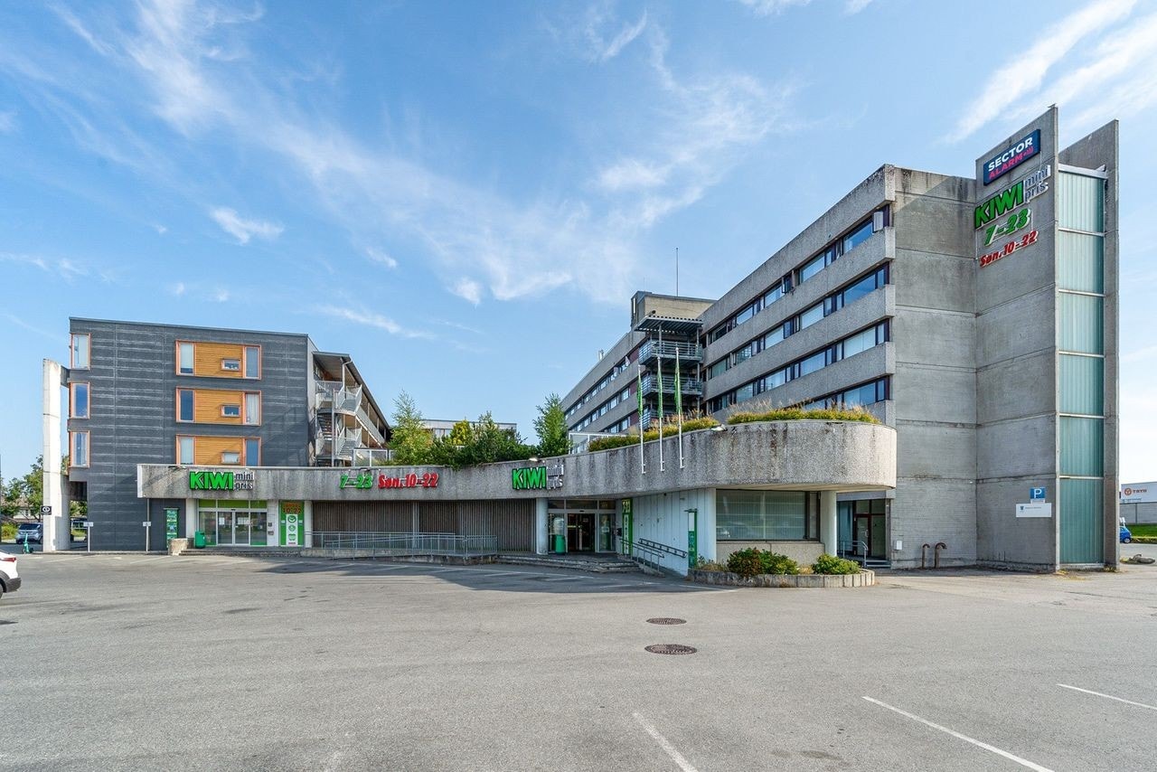 KIWI Moholt er an av flere dagligvarebutikker i umiddelbar nærhet og holder søndagsåpent. Galleribilde