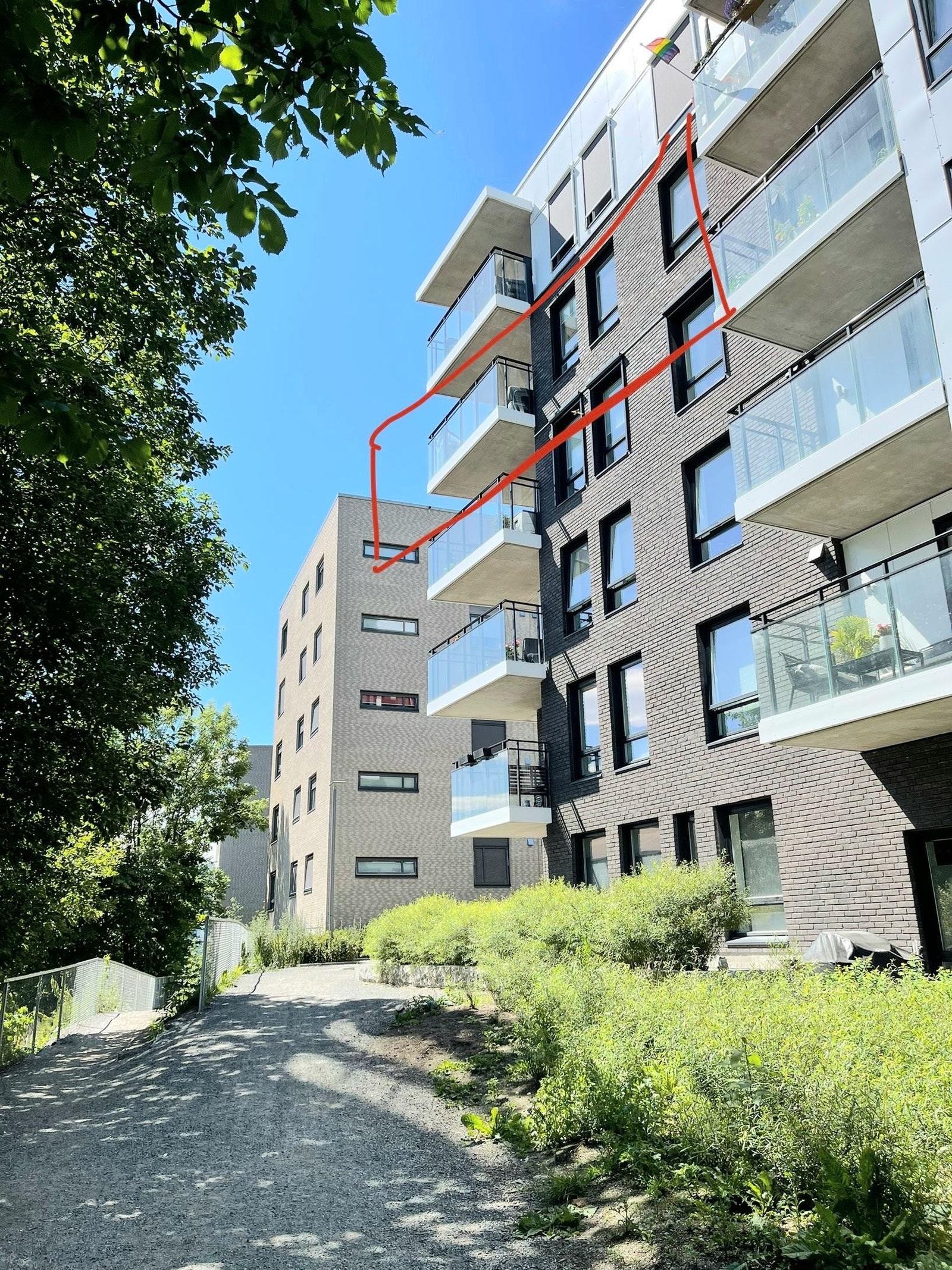 Leiligheten ligger plassert i 4.etg på hjørnet av bygget Galleribilde