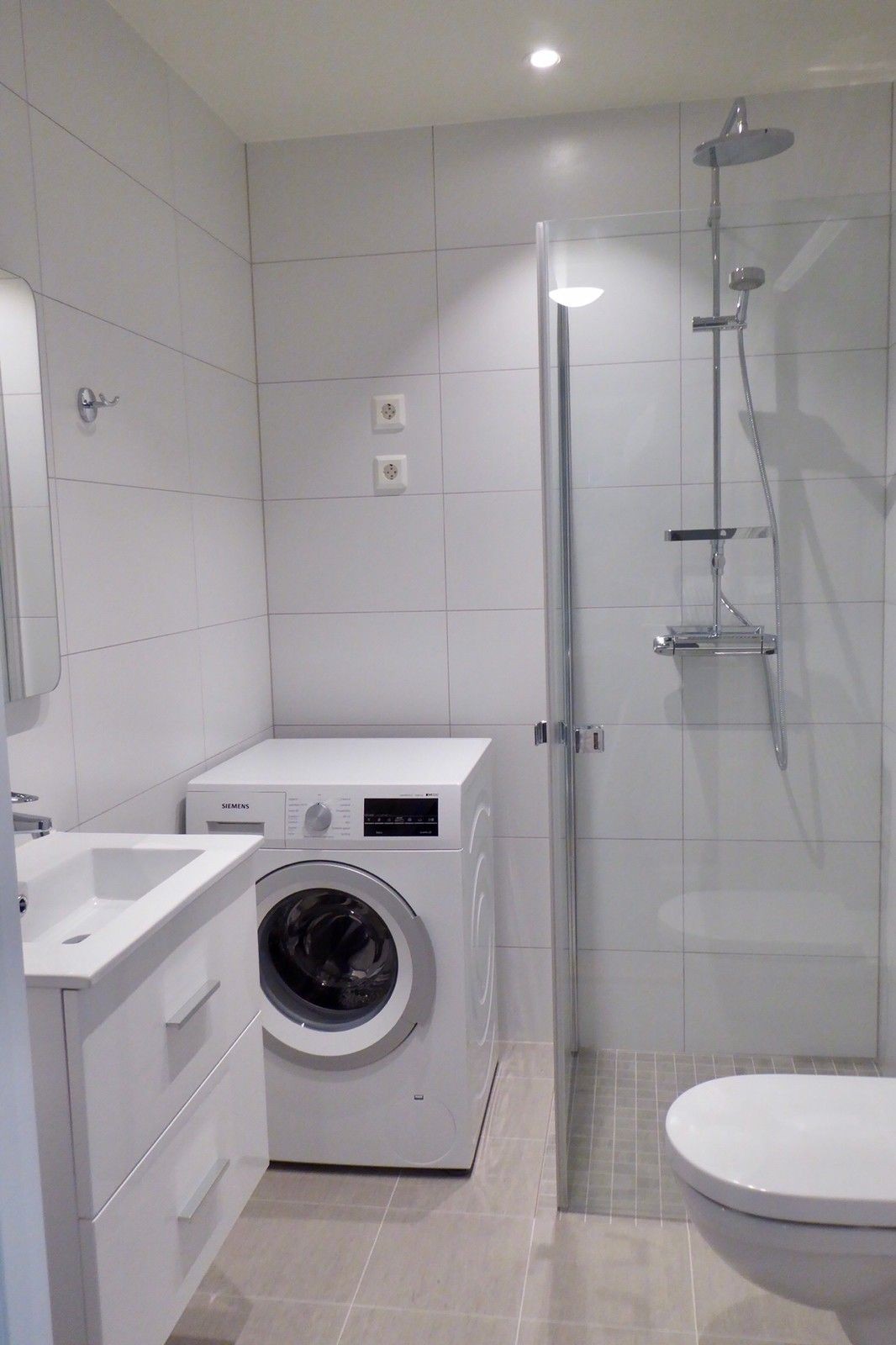 Badet er lyst og moderne. Vaskemaskinen er med i leien. Galleribilde