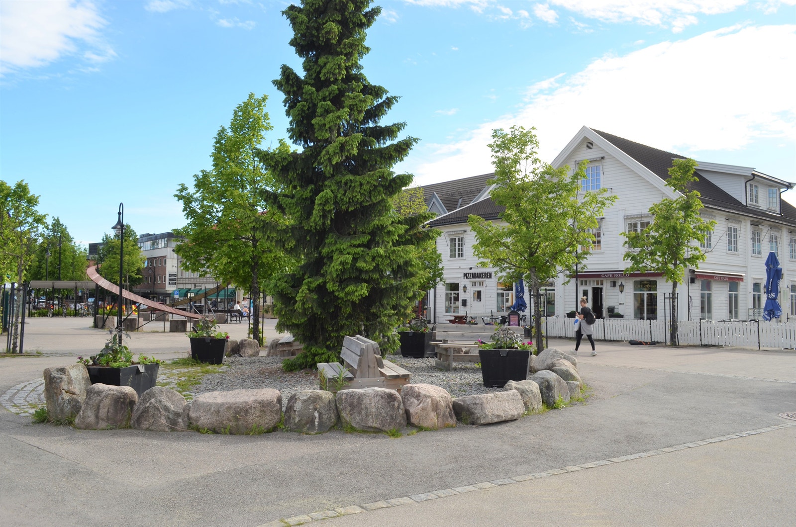 Del av det hyggelige sentrum med flere barer og restauranter. Galleribilde