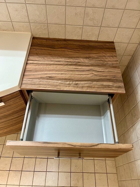 Solide skuffer i metall Galleribilde