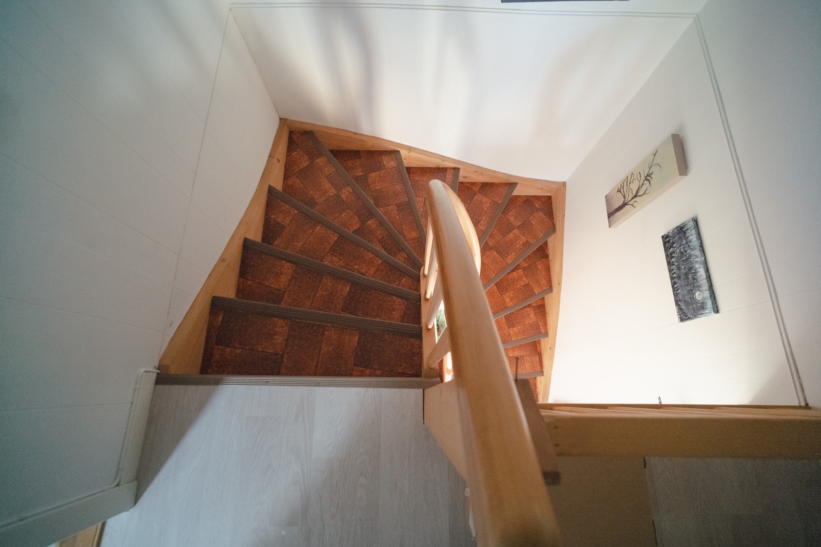 Trappeoppgang til 2.etasje. Malt i lyse farger. Galleribilde