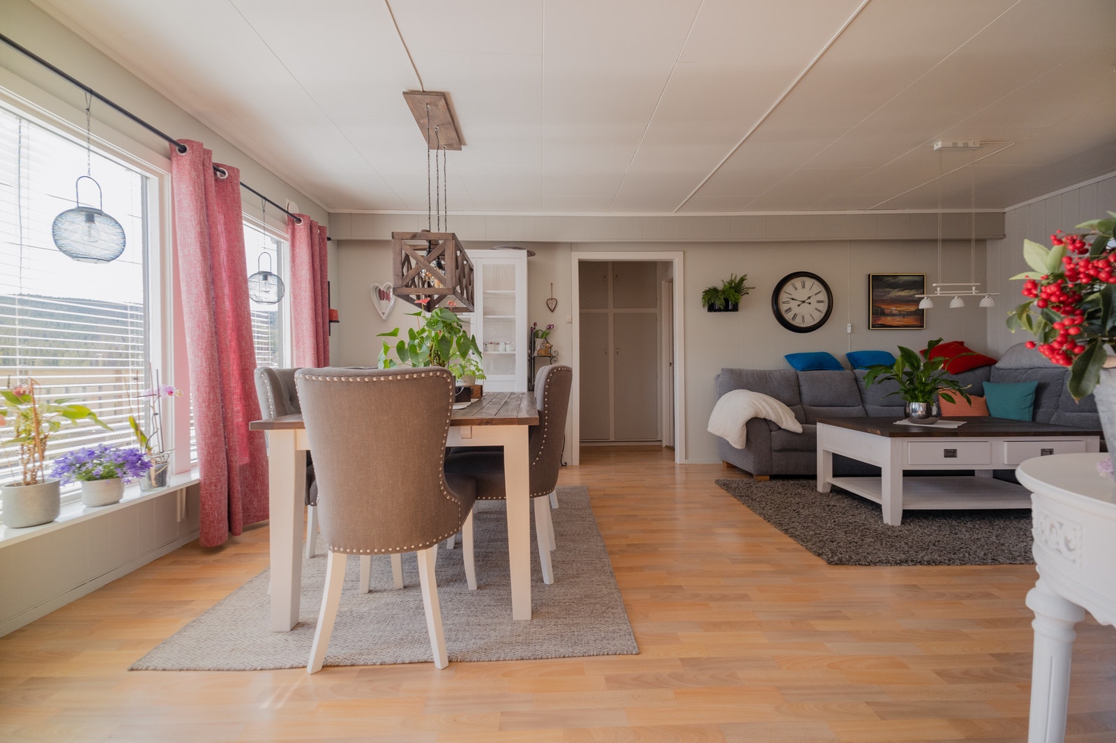 Stue med plass til spisebord og veranda dør til terrassen. Galleribilde