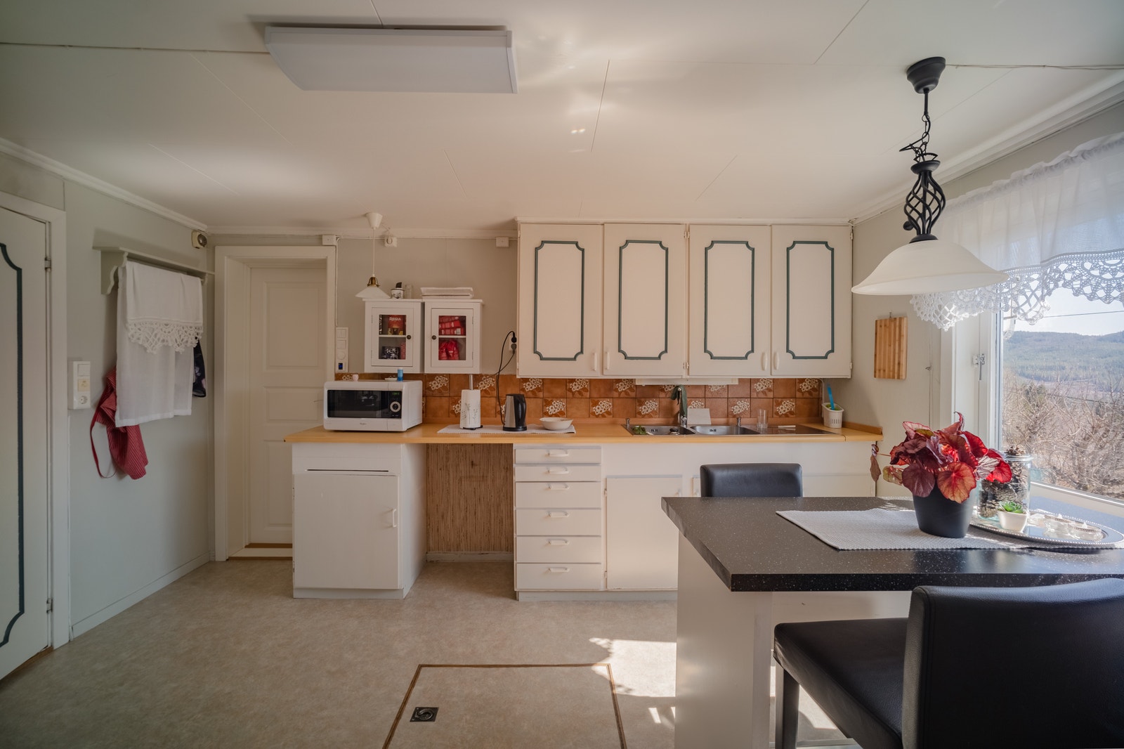 Kjøkken med heltre kjøkkeninnredning Galleribilde