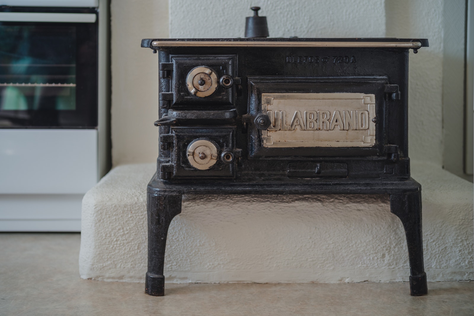 Gammeldags ULABRAND vedkomfyr på kjøkkenet Galleribilde