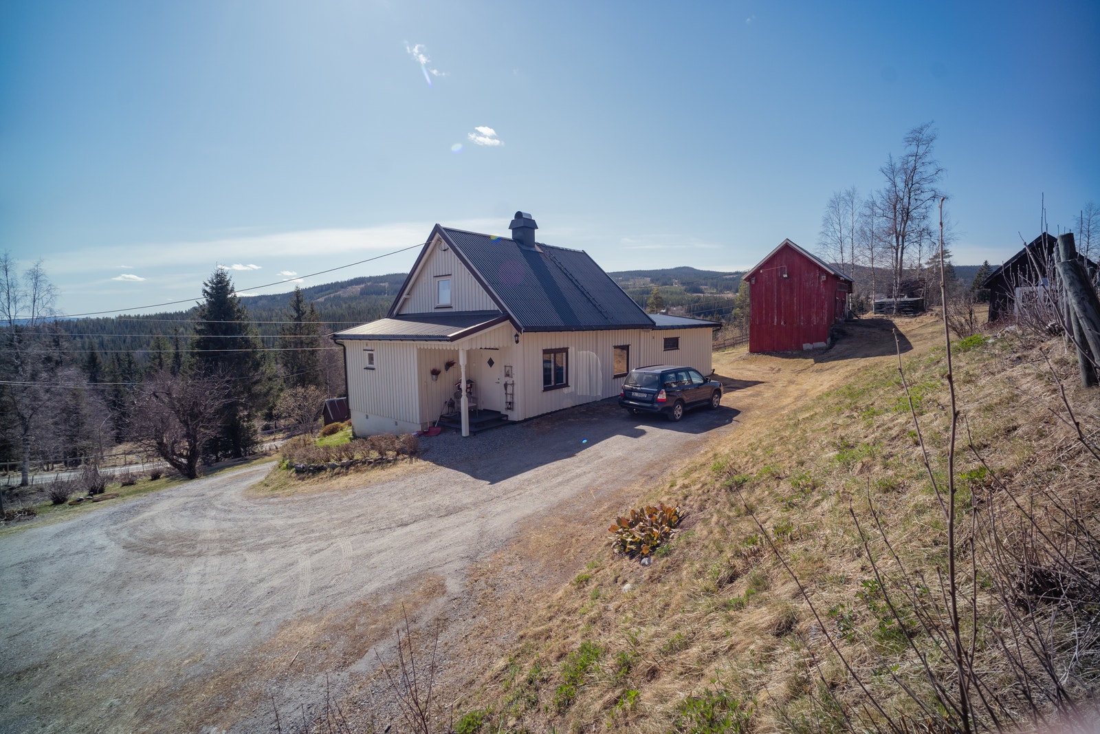 Enebolig med fjøs/låve i bakgrunnen Galleribilde