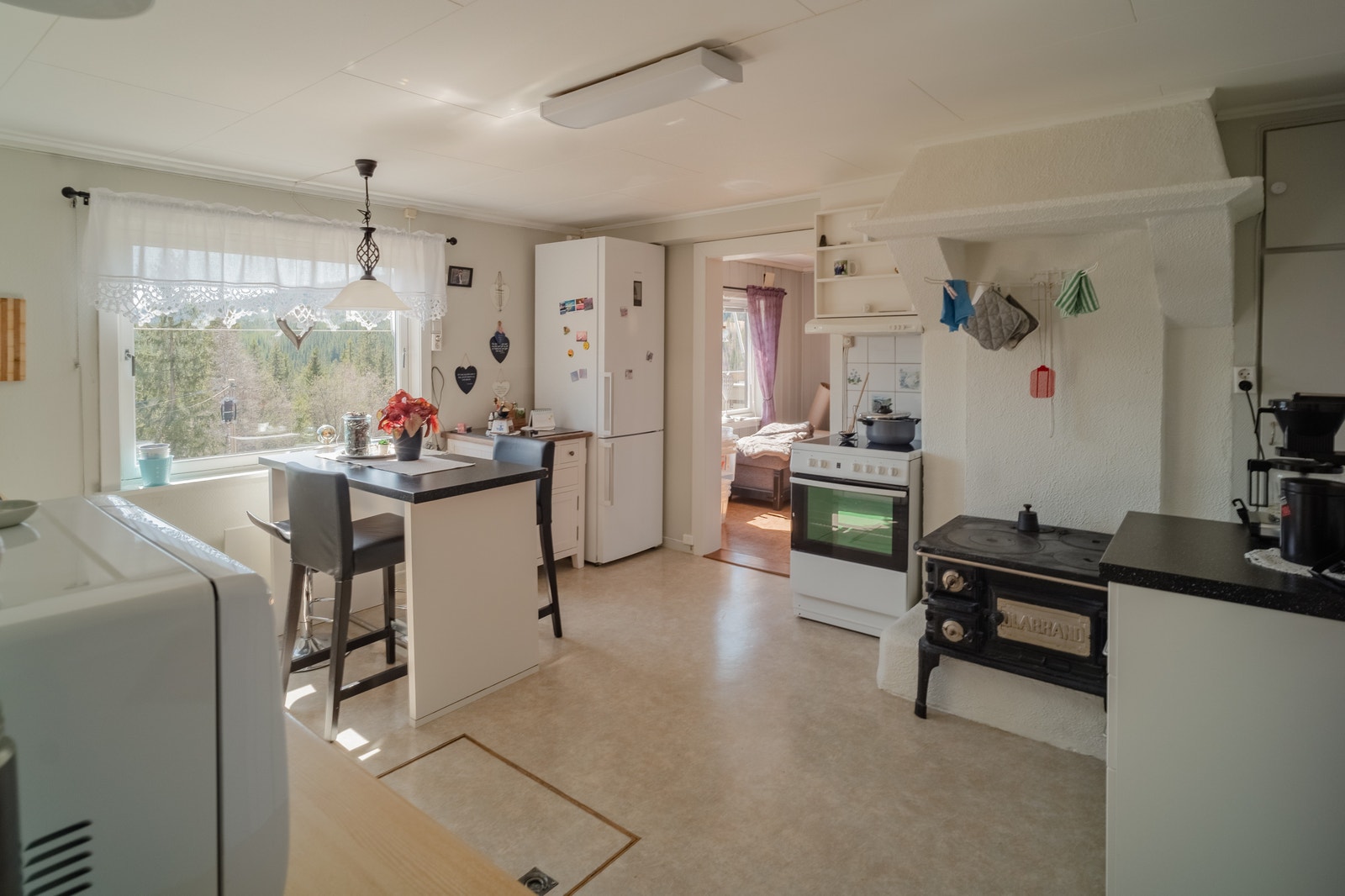 Romslig kjøkken med plass til spiseplass Galleribilde