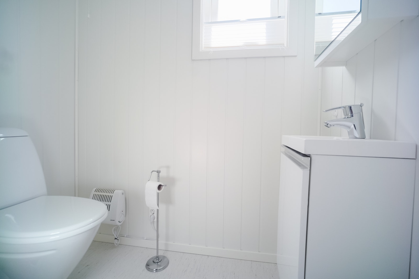 Vaskeservant og overskap på wc. Galleribilde