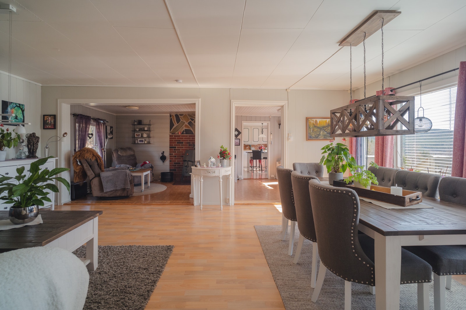 Romslig stue. Galleribilde