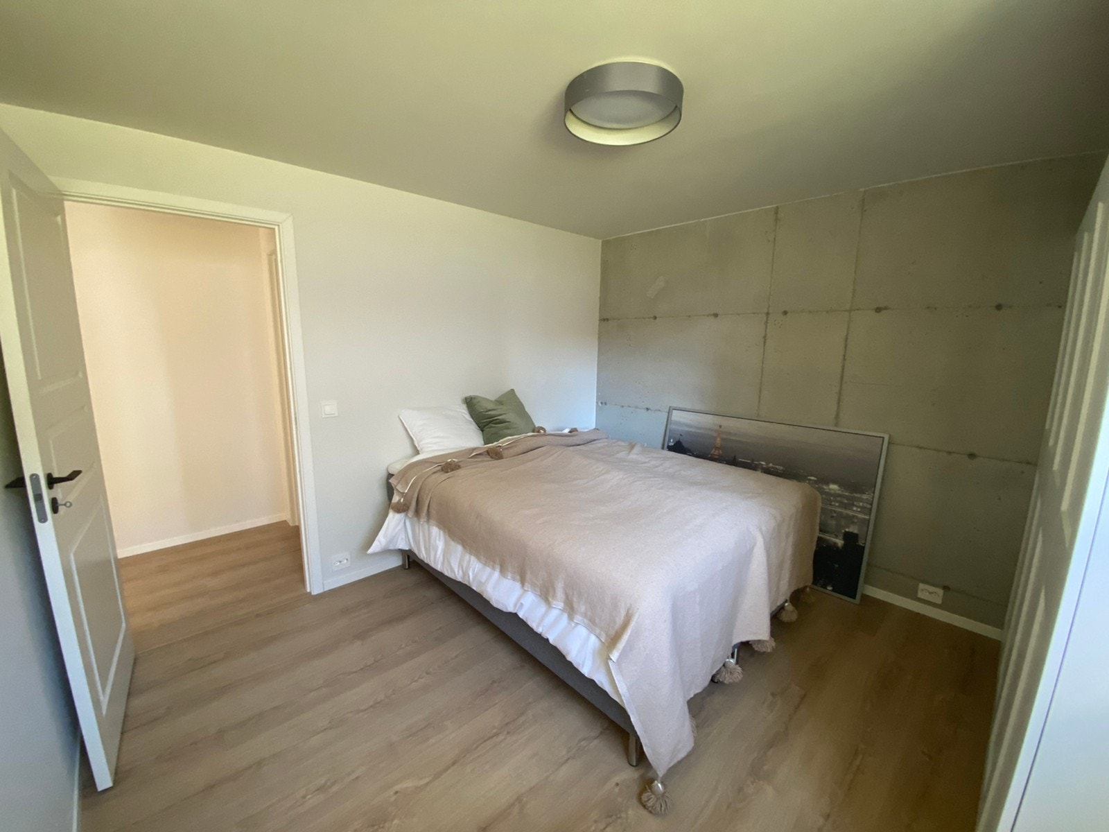 Queen size seng med god plass rundt sengen Galleribilde