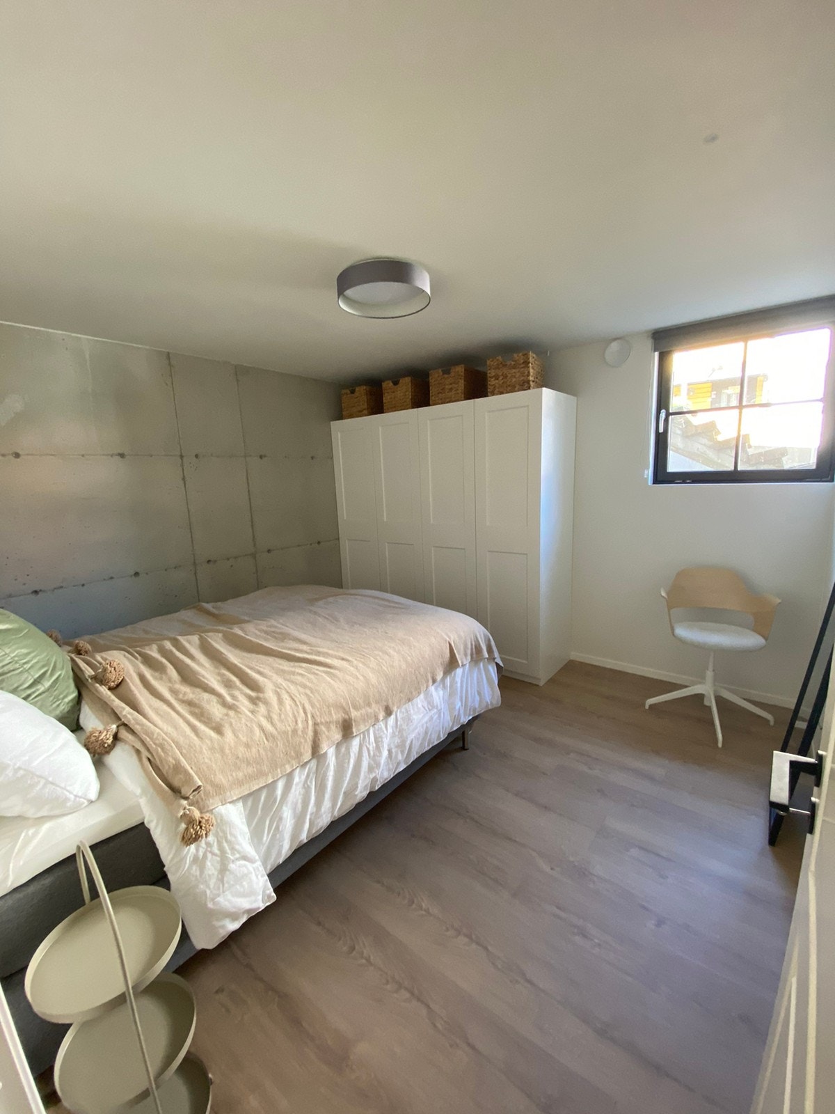 4 høyskap med hyller og henger Galleribilde