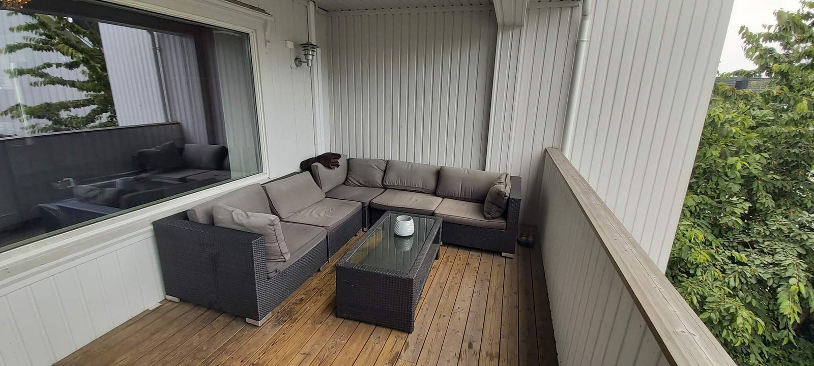 I sofaen kan man nyte late sommerdager. Galleribilde