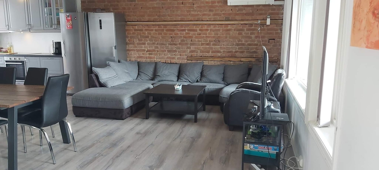 Deilig "kryp opp i" sofa i 2 etasje. Her er det god plass til f.eks. en hyggelig TV kveld. Galleribilde