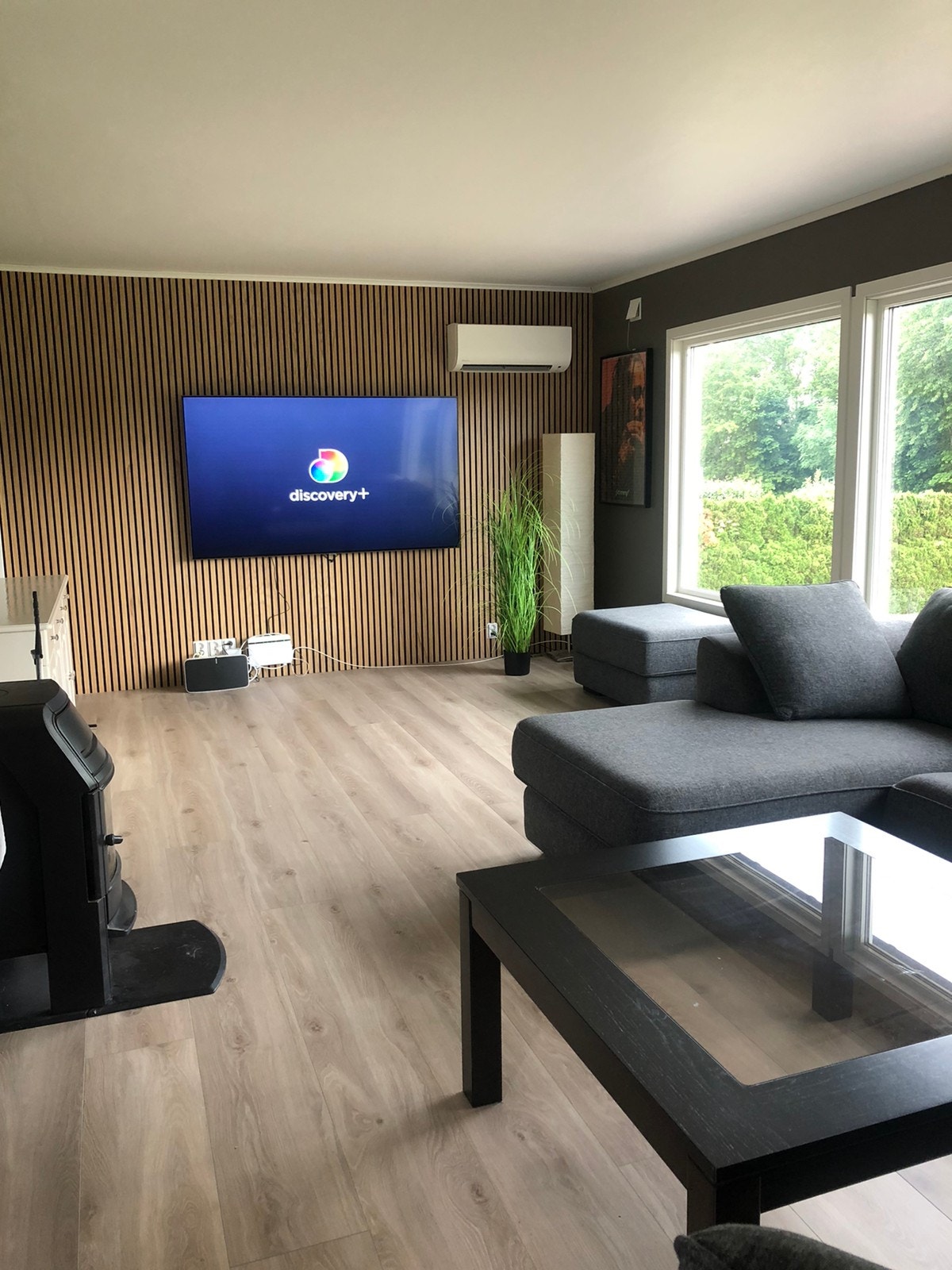Stue med vedovn og TV Galleribilde