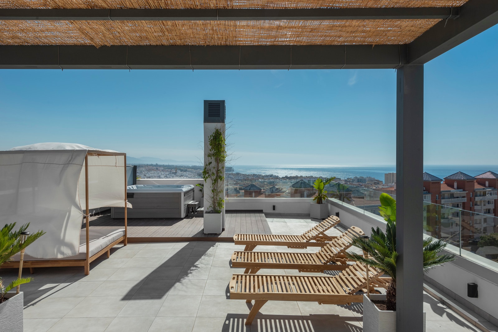 Sunbeds on rooftop terrace/penthouse Galleribilde