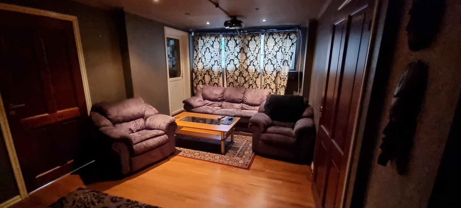 Kino U.etg med peis Galleribilde