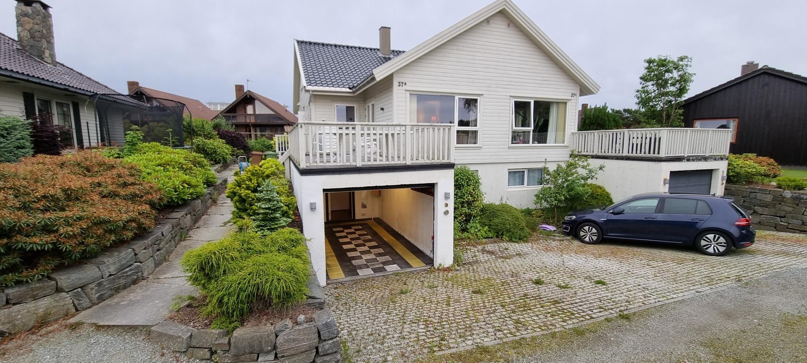 Front med carport Galleribilde