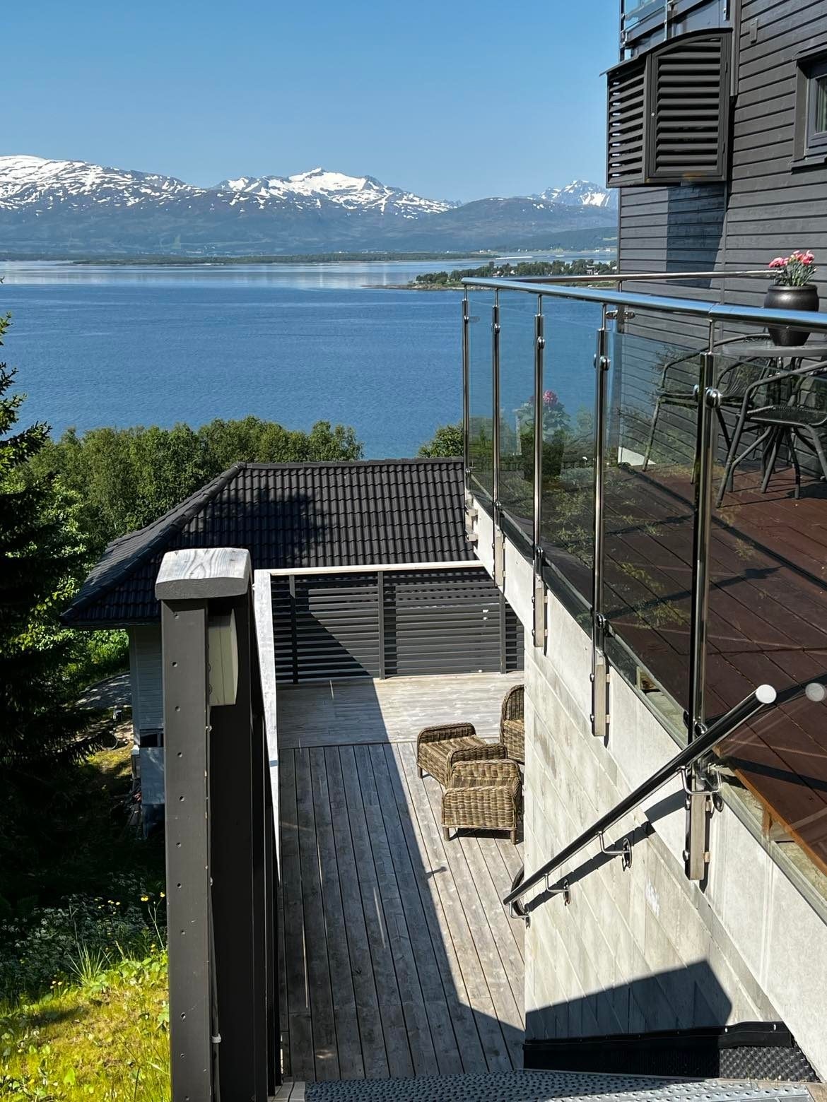 Velkommen! Trapp ned til inngang/stor balkong Galleribilde