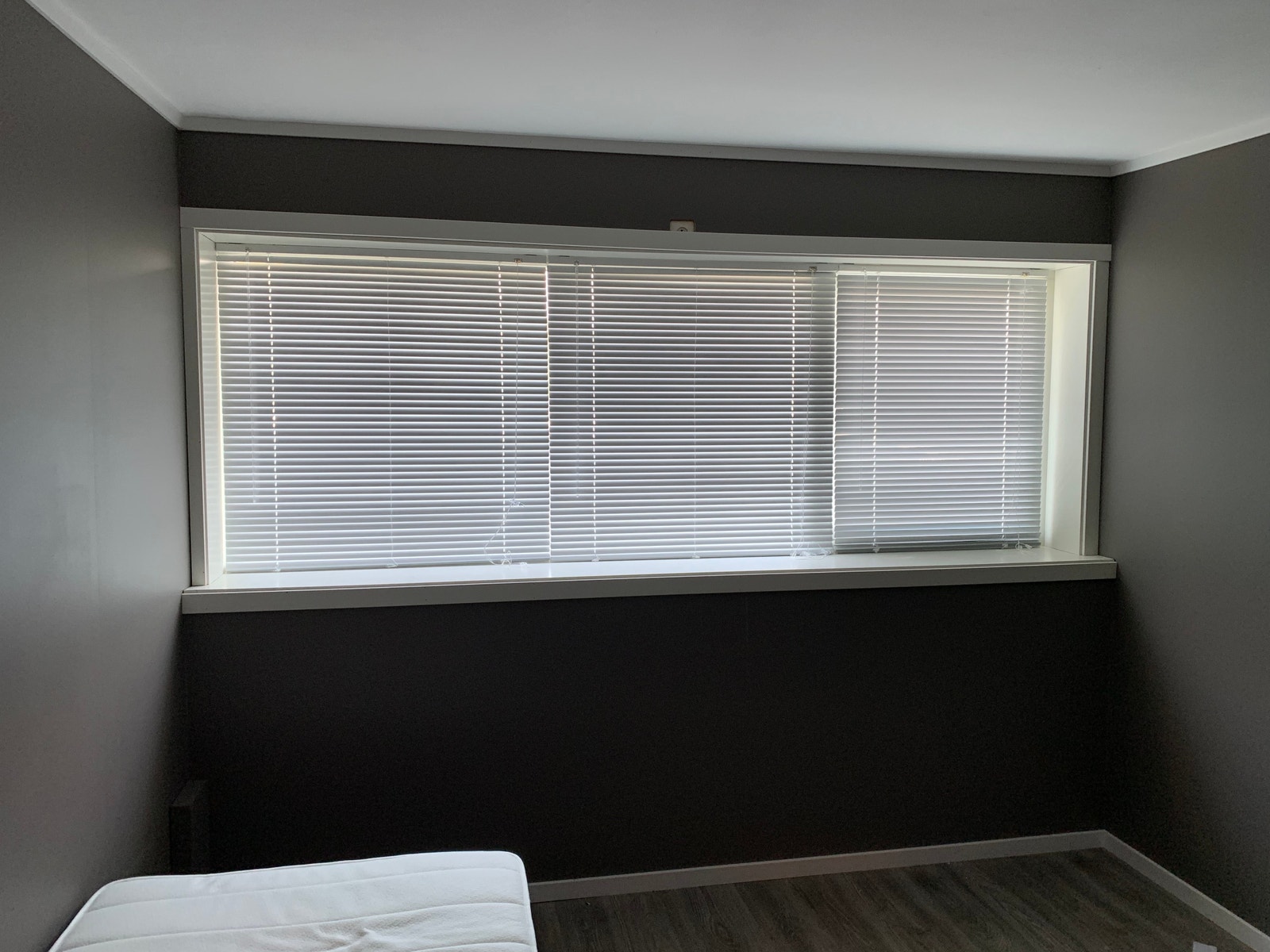 Persienner foran vindindu Galleribilde