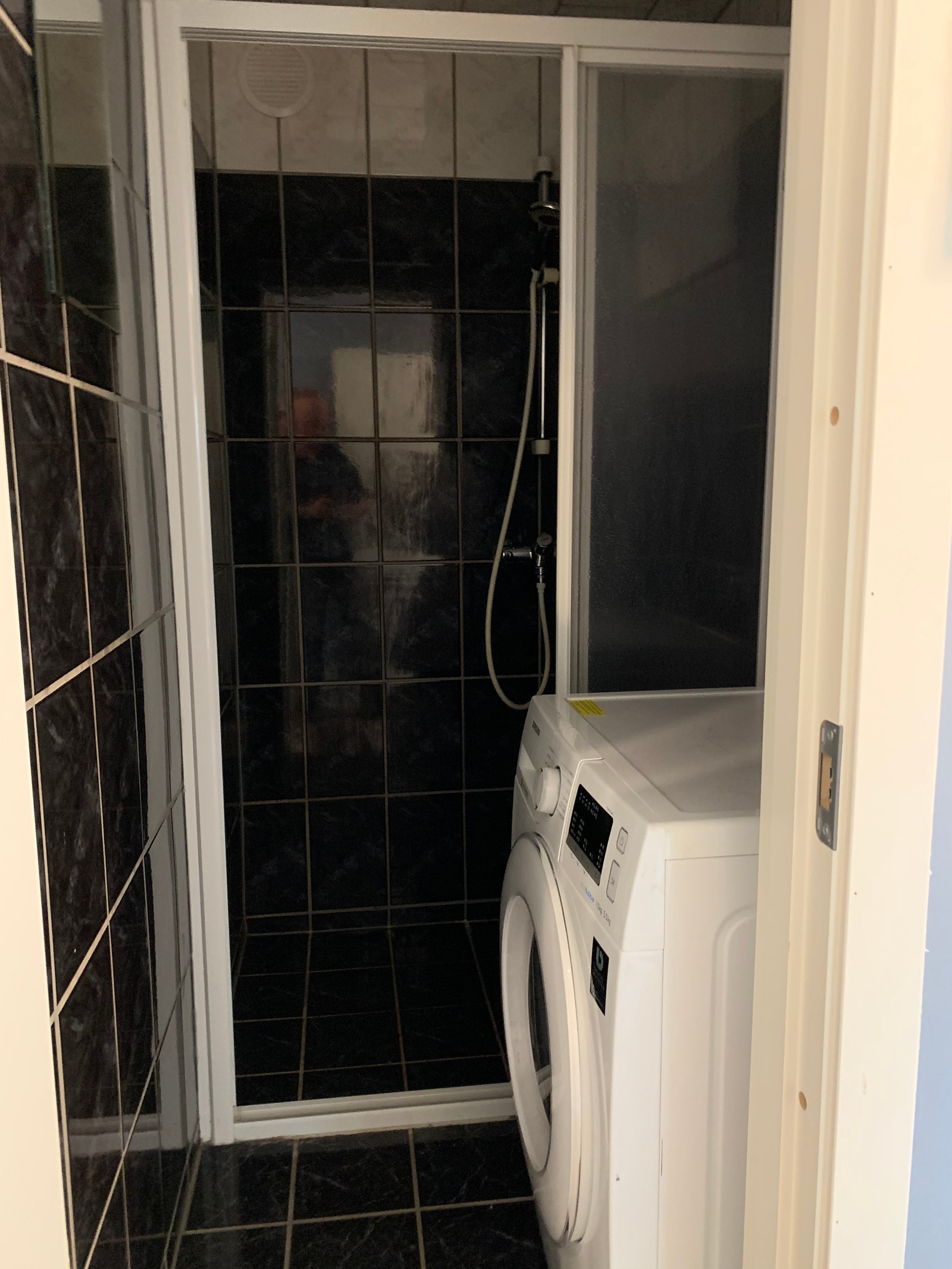 Dusj og vaskemaskin Galleribilde